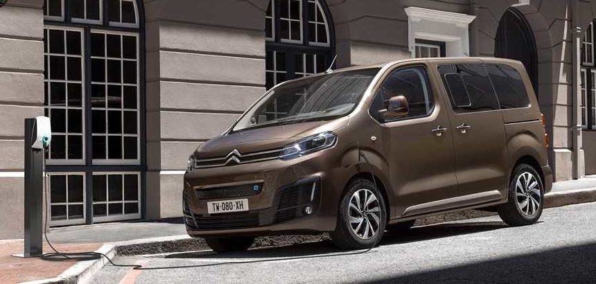 Citroën ë-Spacetourer estacionada en la acera cargando la batería