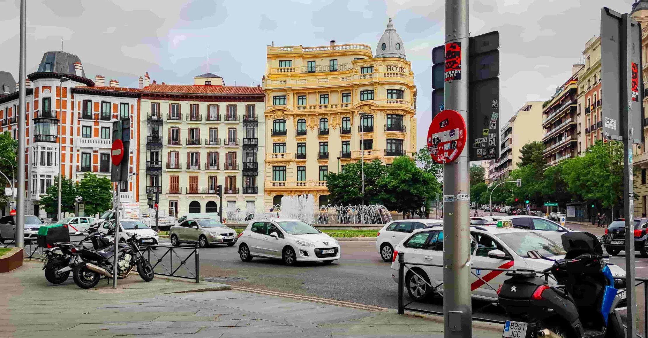 Ventajas de la etiqueta CERO, coches circulando por una rotonda de la ciudad de Madrid