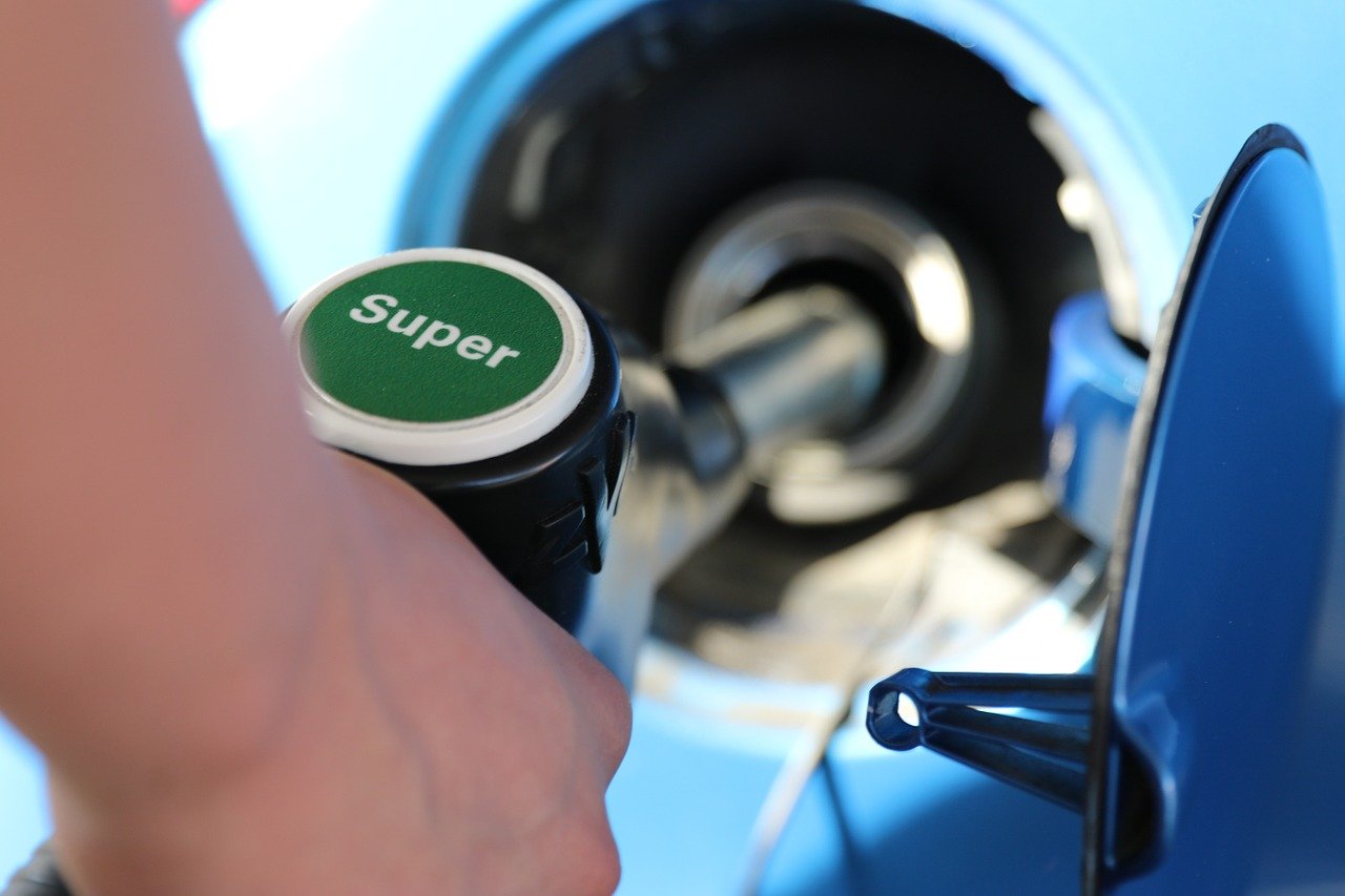 Imagen mano con gasolina